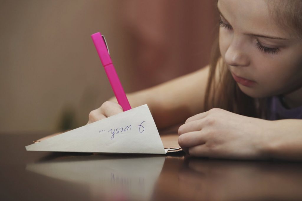 The girl writes a letter